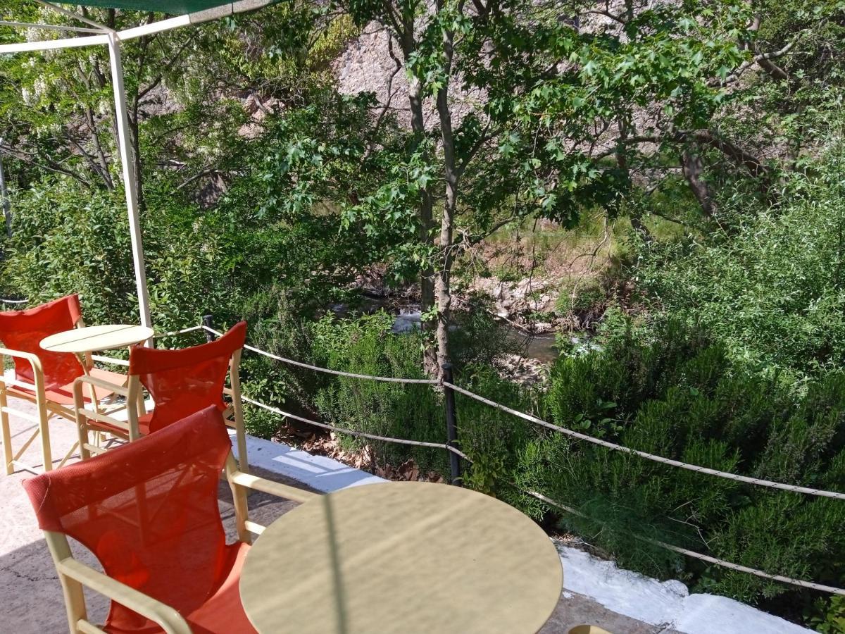 Guesthouse Eleftherios 칼라브리타 외부 사진