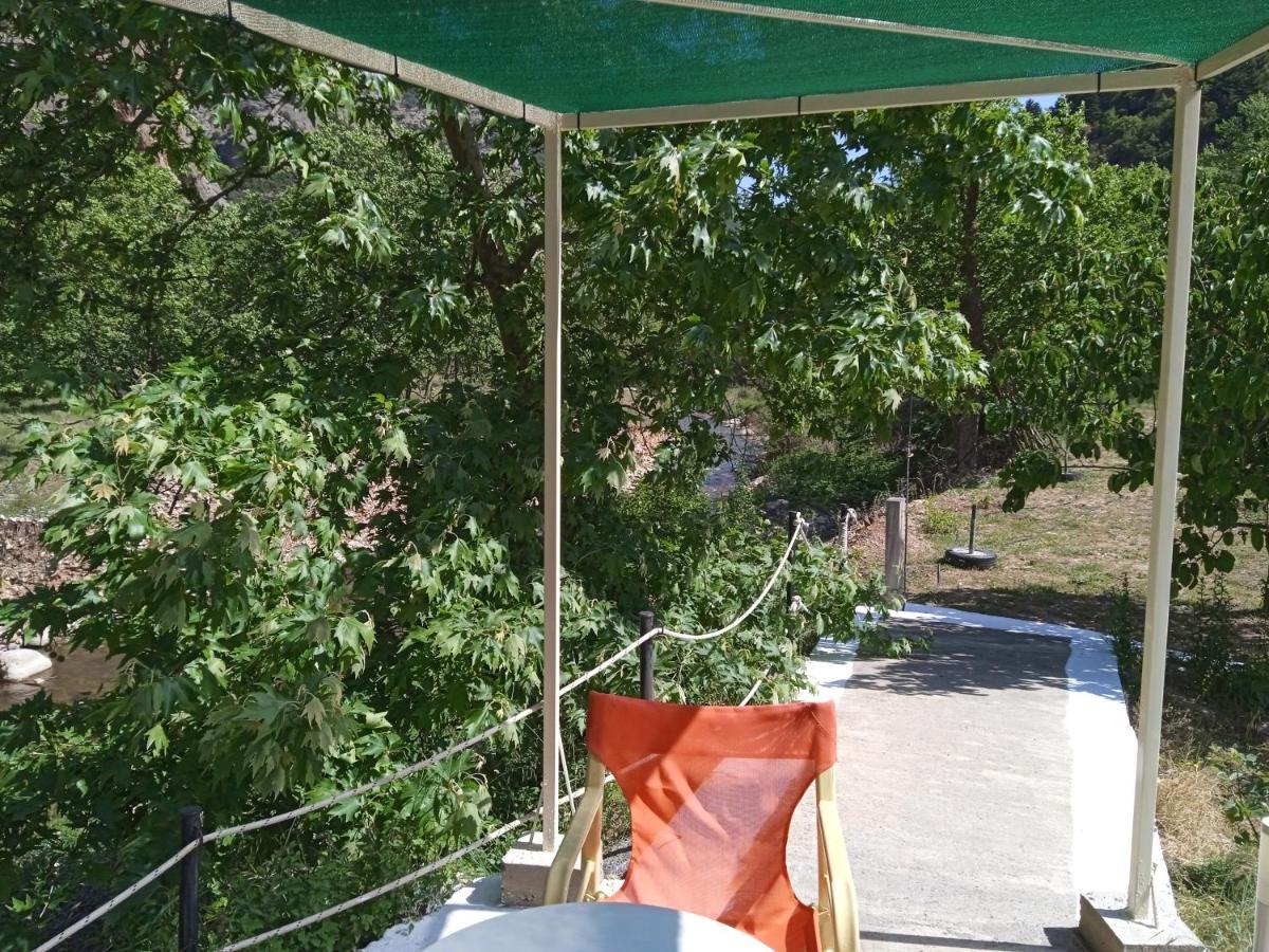 Guesthouse Eleftherios 칼라브리타 외부 사진
