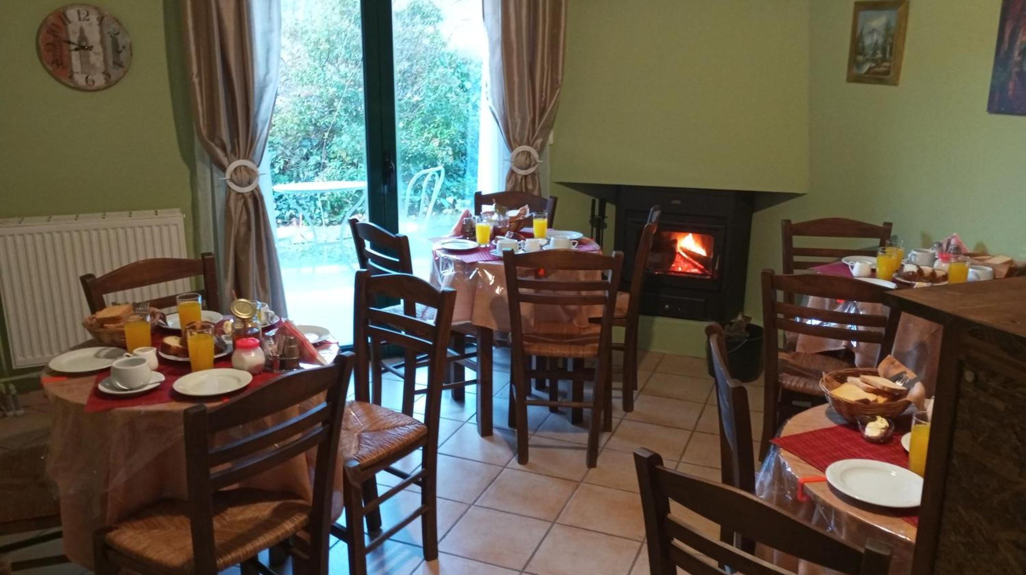 Guesthouse Eleftherios 칼라브리타 외부 사진