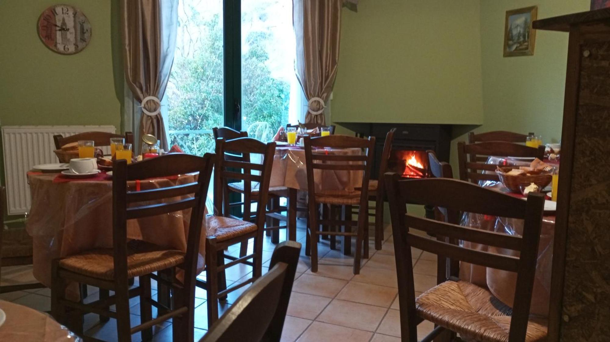 Guesthouse Eleftherios 칼라브리타 외부 사진