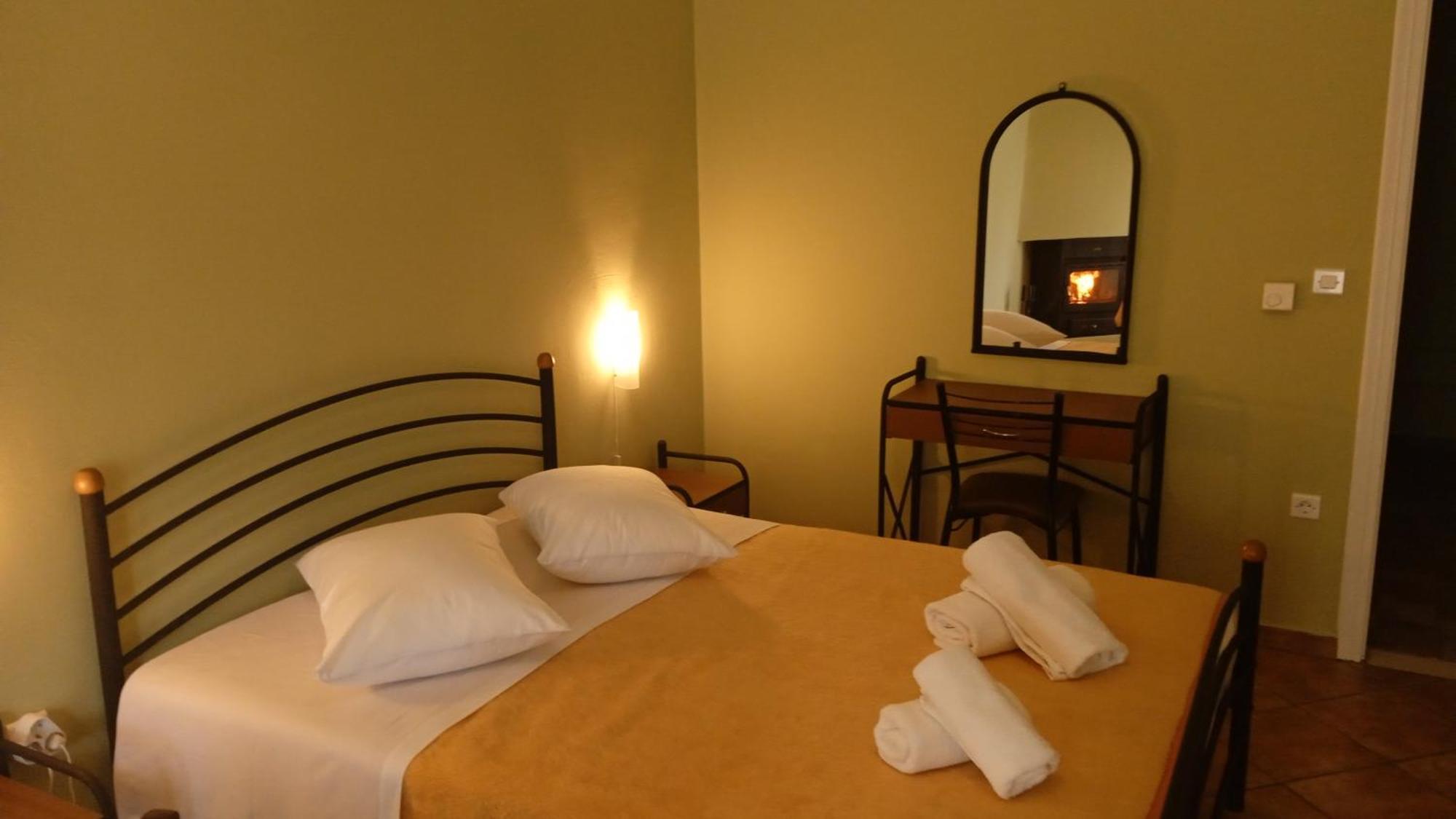 Guesthouse Eleftherios 칼라브리타 외부 사진