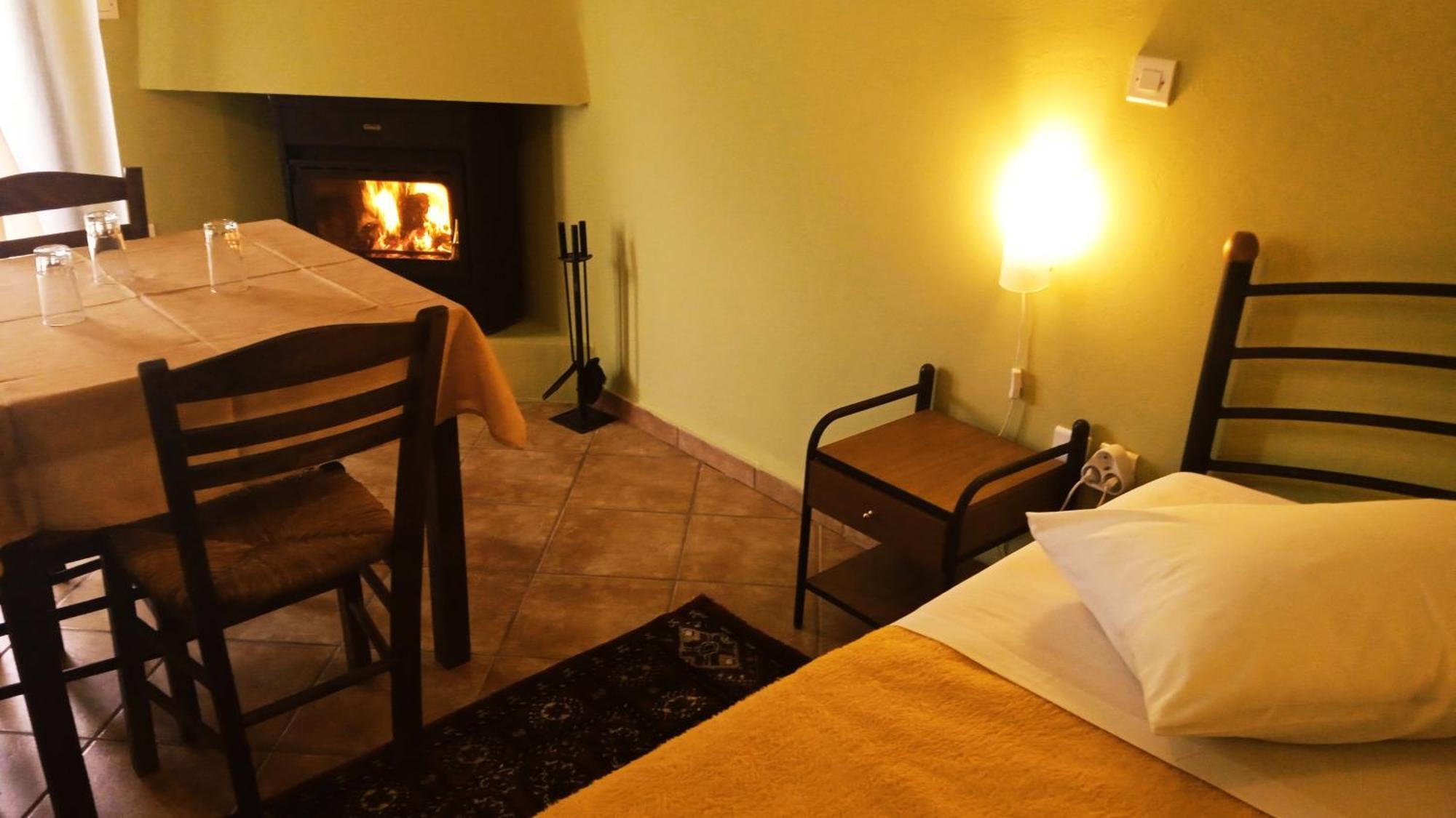 Guesthouse Eleftherios 칼라브리타 외부 사진