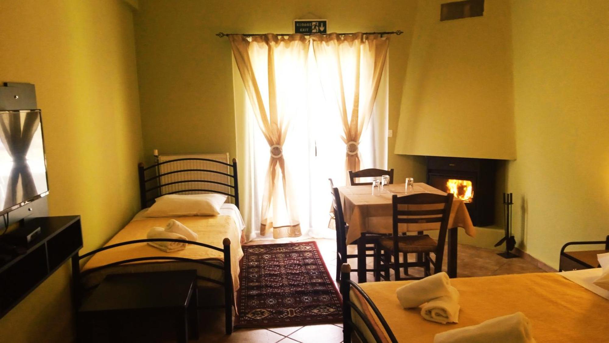 Guesthouse Eleftherios 칼라브리타 외부 사진