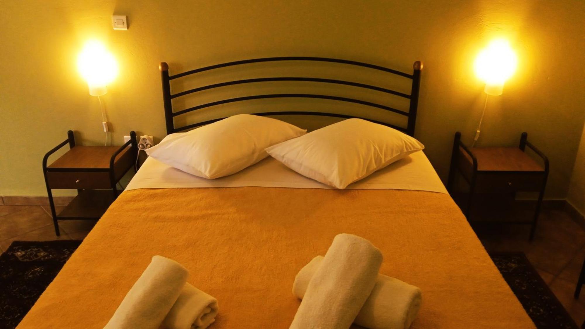 Guesthouse Eleftherios 칼라브리타 외부 사진