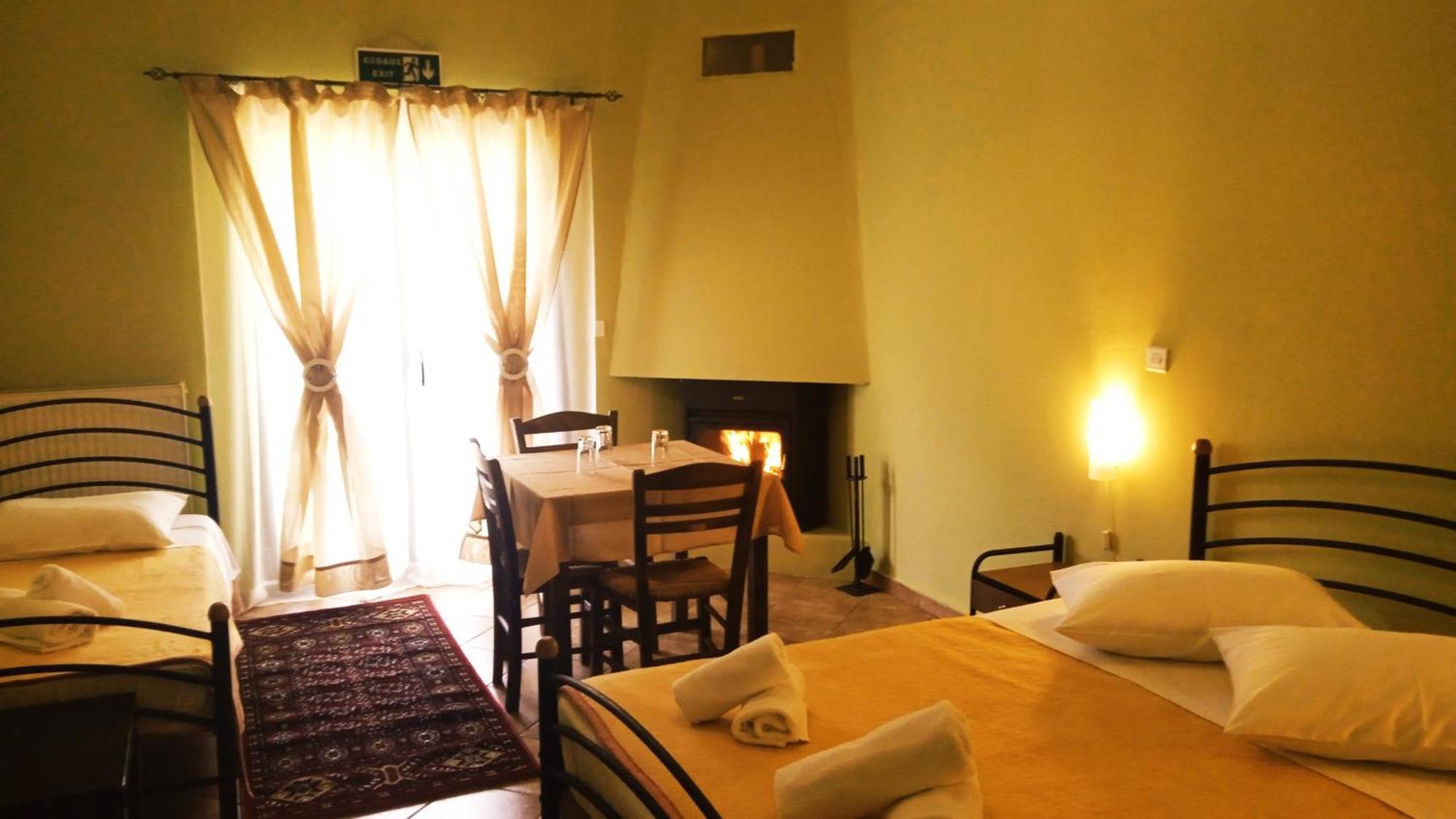 Guesthouse Eleftherios 칼라브리타 외부 사진