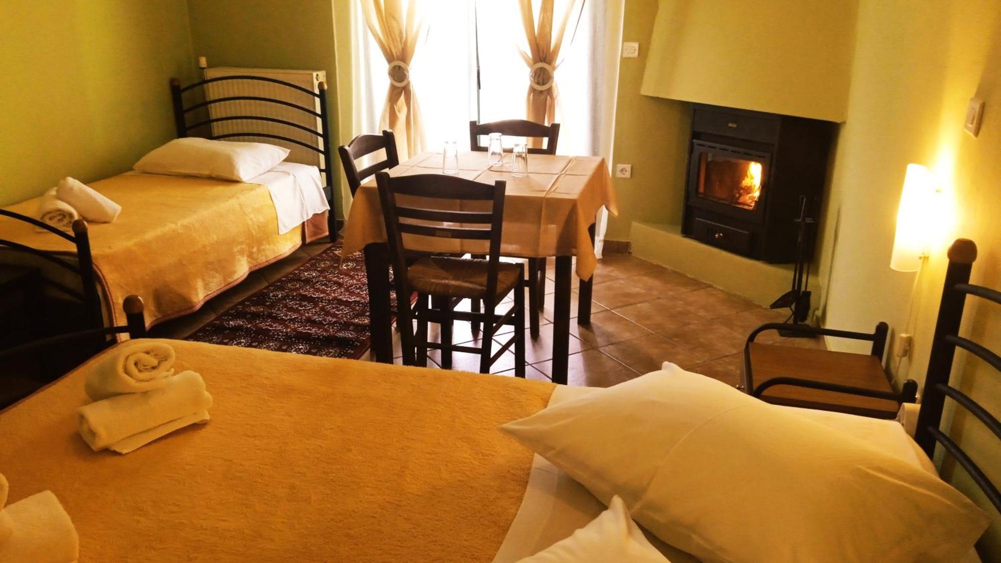 Guesthouse Eleftherios 칼라브리타 외부 사진