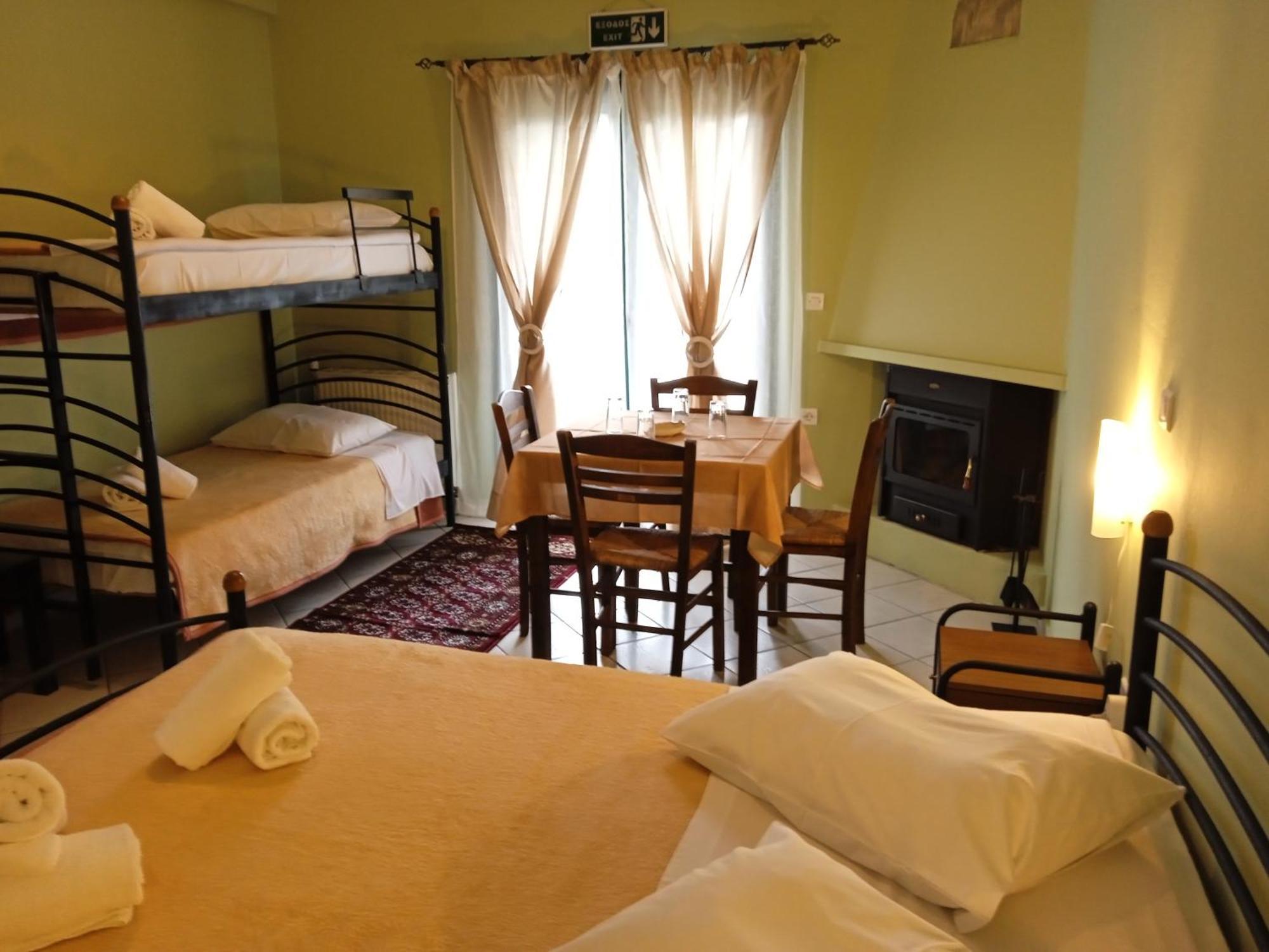Guesthouse Eleftherios 칼라브리타 외부 사진