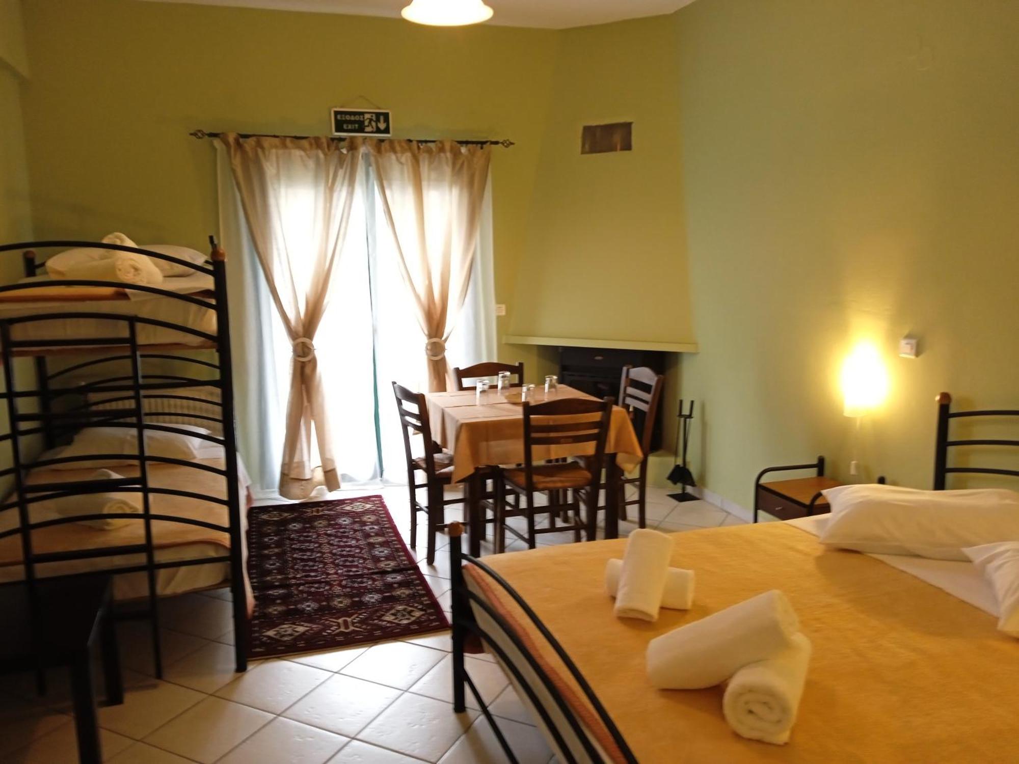 Guesthouse Eleftherios 칼라브리타 외부 사진
