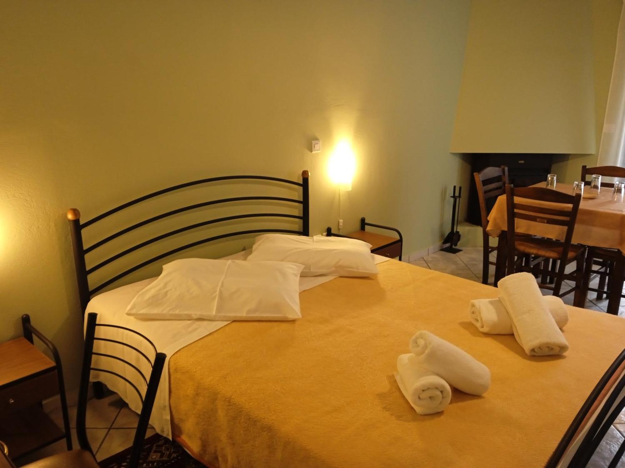 Guesthouse Eleftherios 칼라브리타 외부 사진