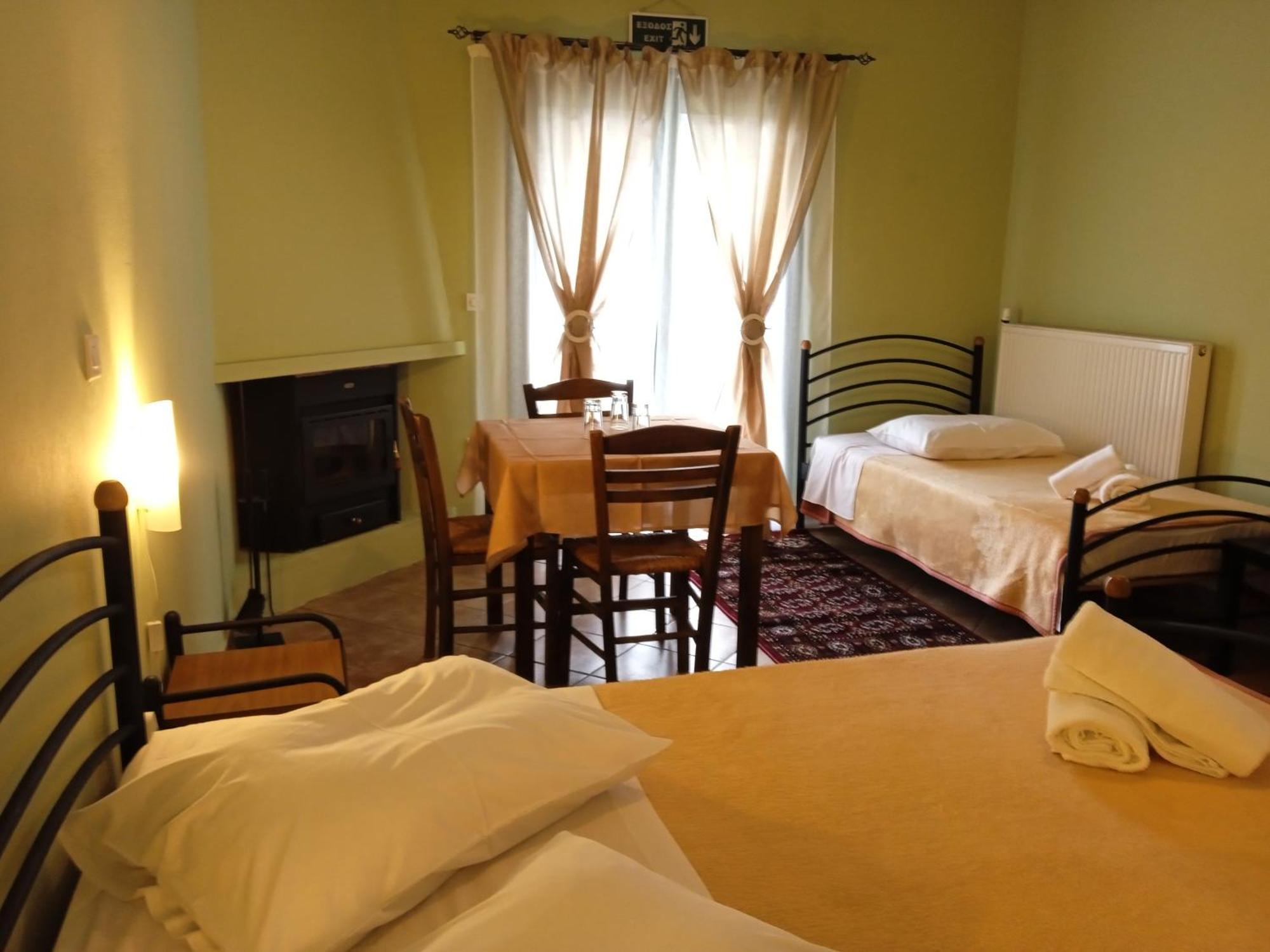 Guesthouse Eleftherios 칼라브리타 외부 사진
