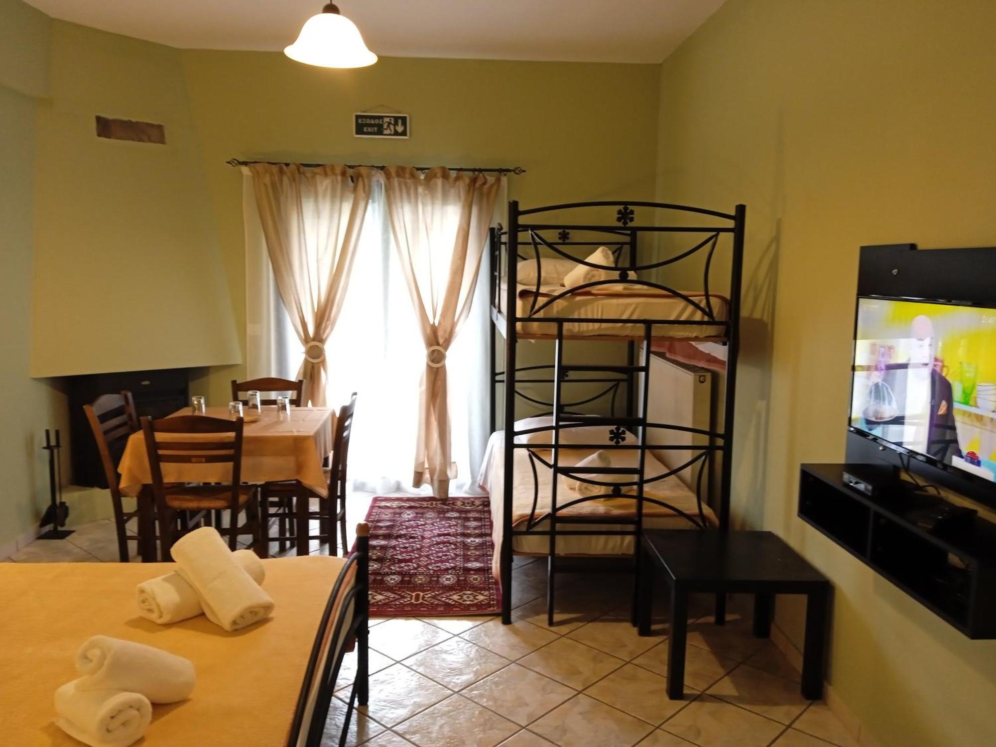 Guesthouse Eleftherios 칼라브리타 외부 사진
