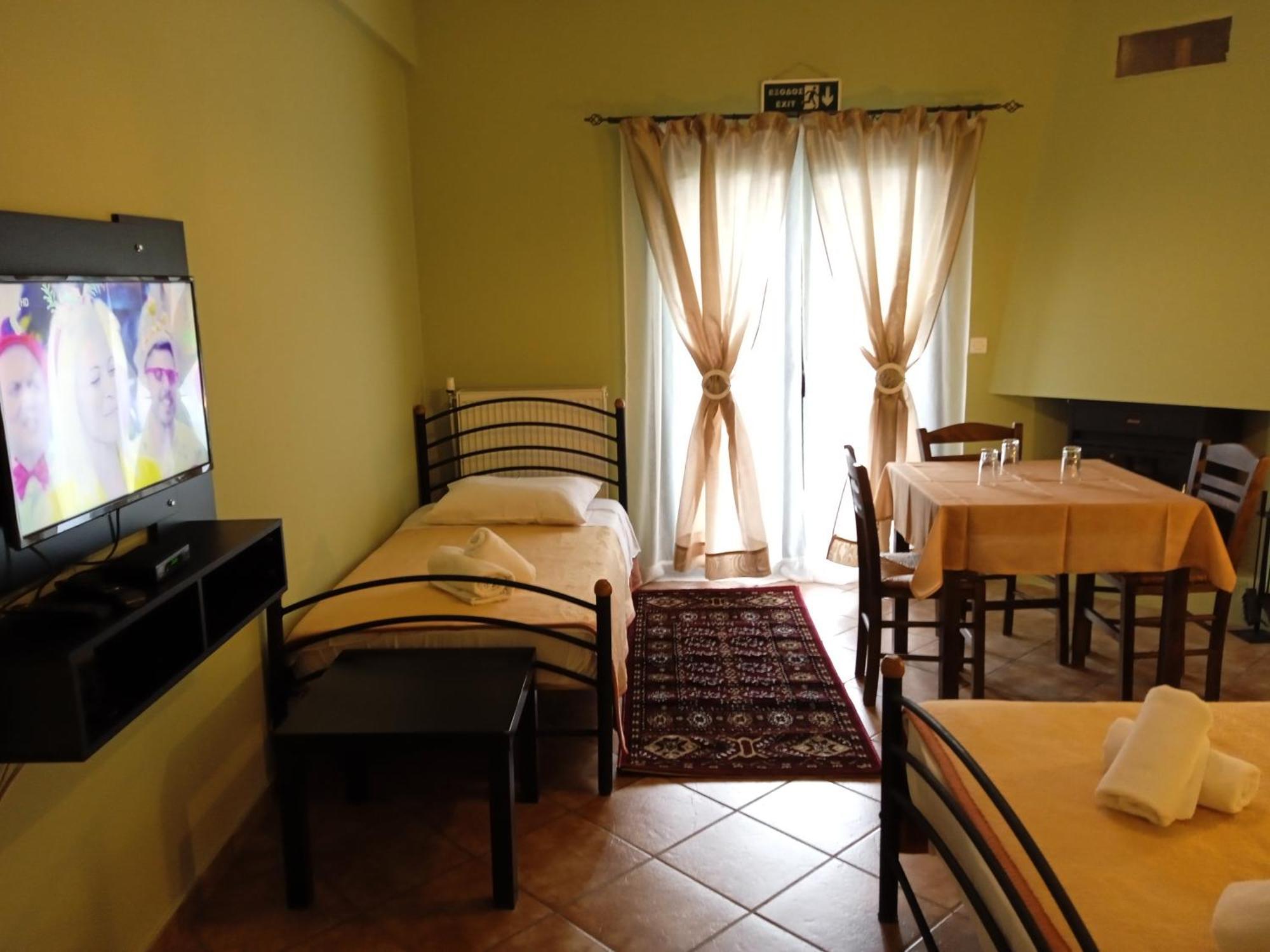 Guesthouse Eleftherios 칼라브리타 외부 사진