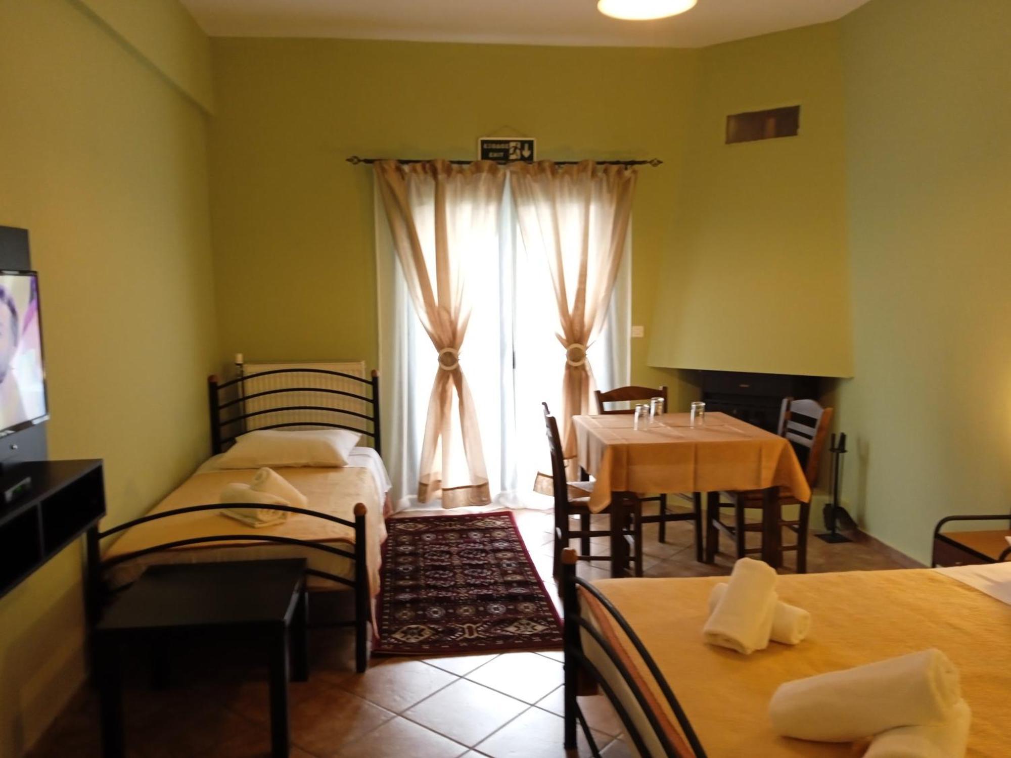 Guesthouse Eleftherios 칼라브리타 외부 사진