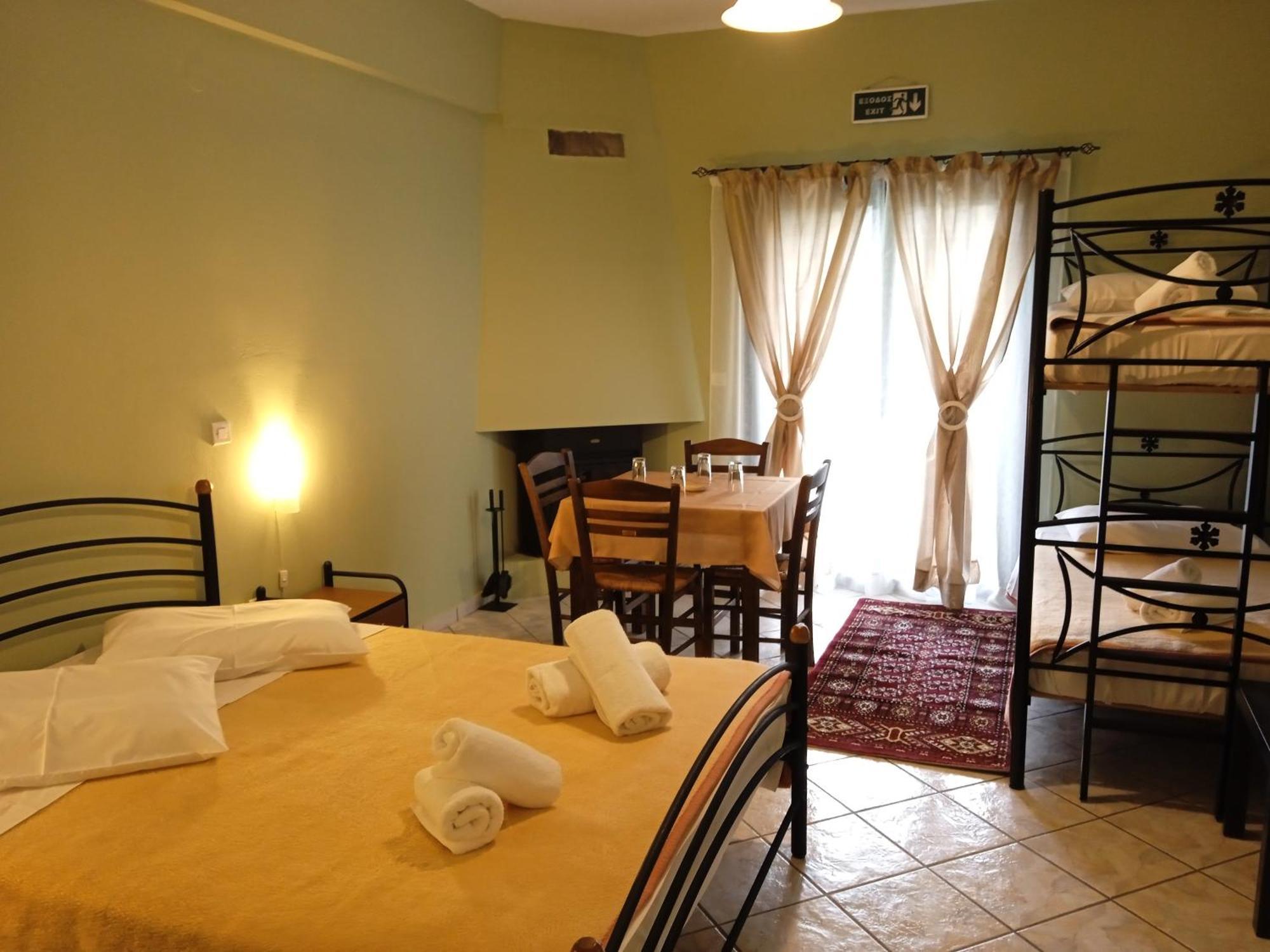 Guesthouse Eleftherios 칼라브리타 외부 사진