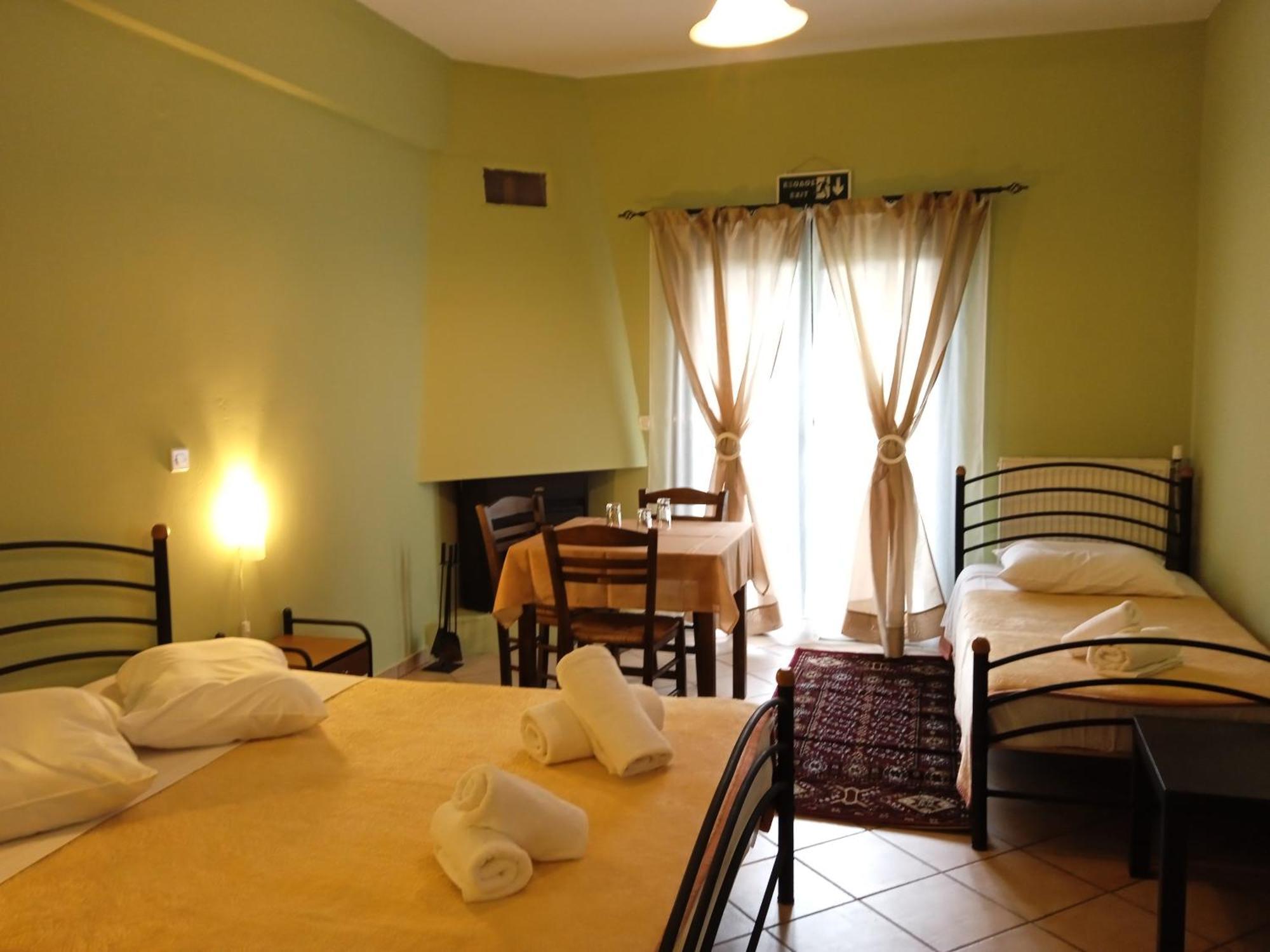 Guesthouse Eleftherios 칼라브리타 외부 사진