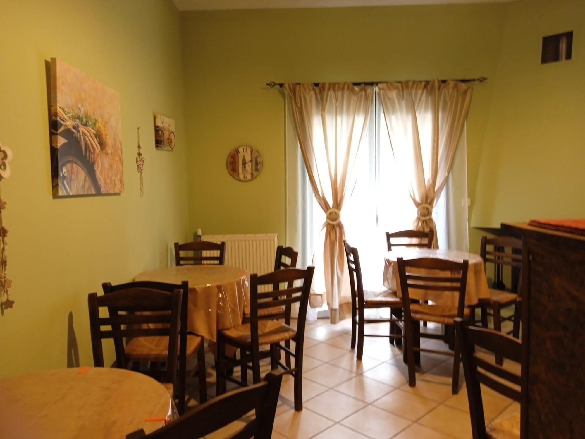 Guesthouse Eleftherios 칼라브리타 외부 사진