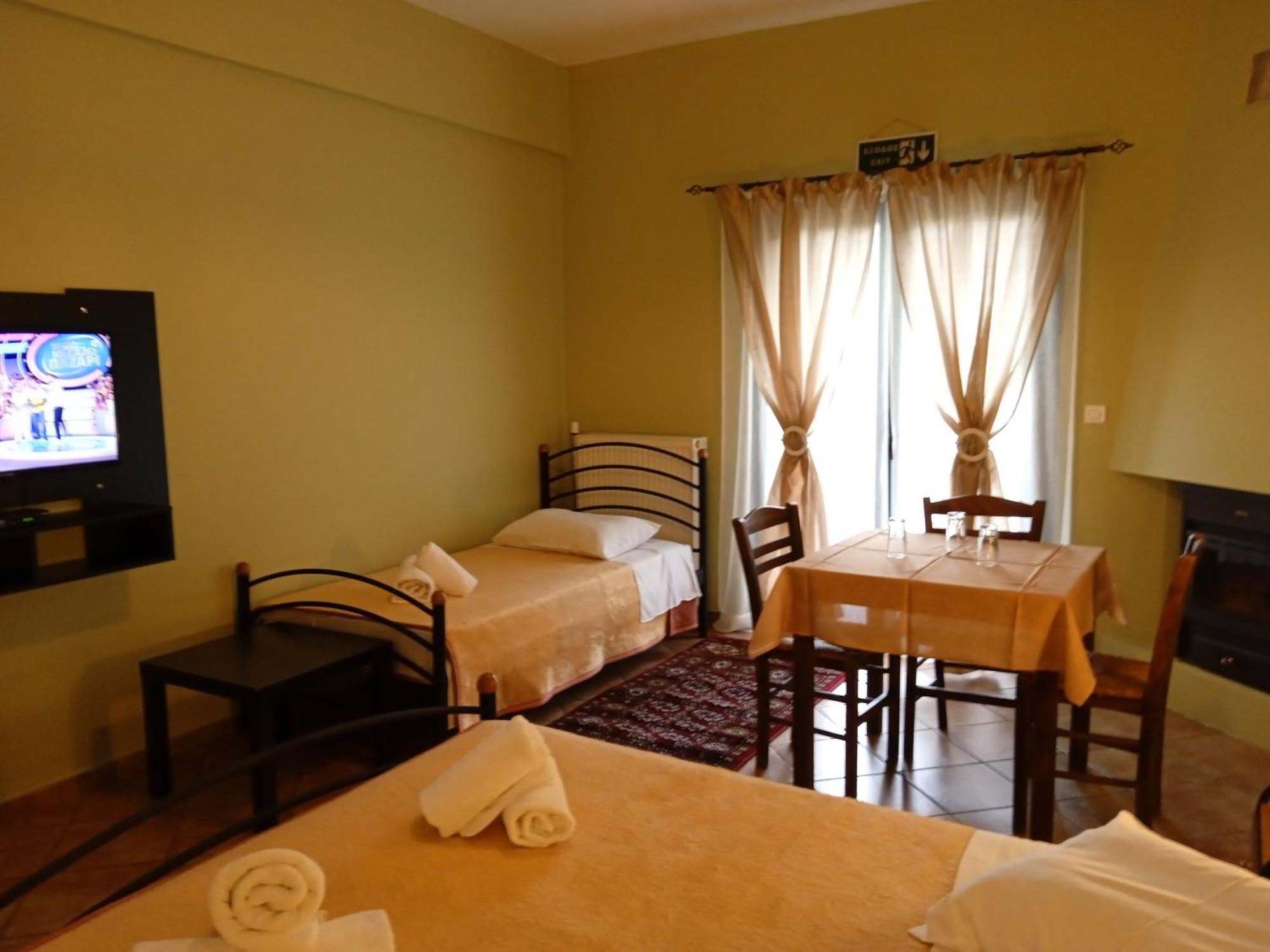 Guesthouse Eleftherios 칼라브리타 외부 사진