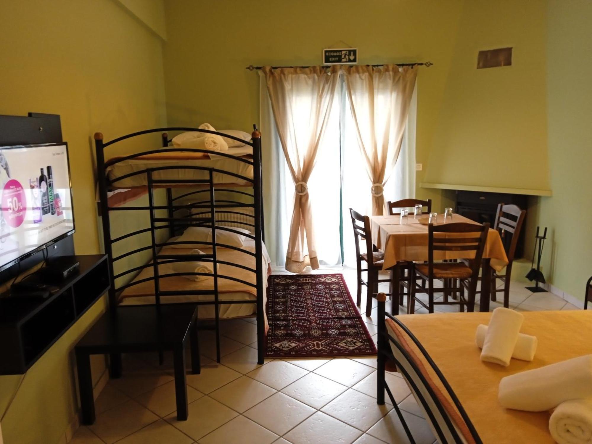 Guesthouse Eleftherios 칼라브리타 외부 사진
