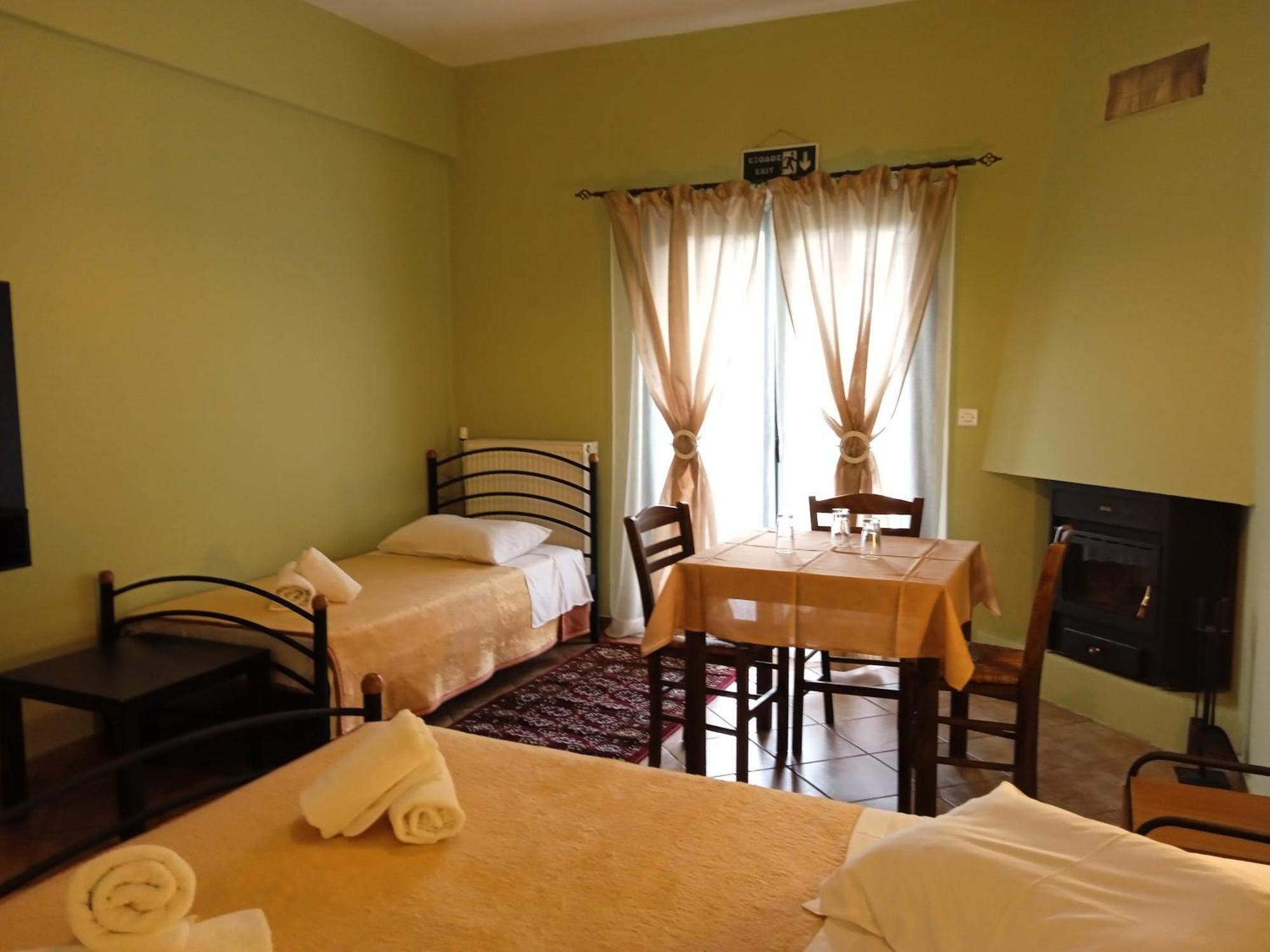 Guesthouse Eleftherios 칼라브리타 외부 사진
