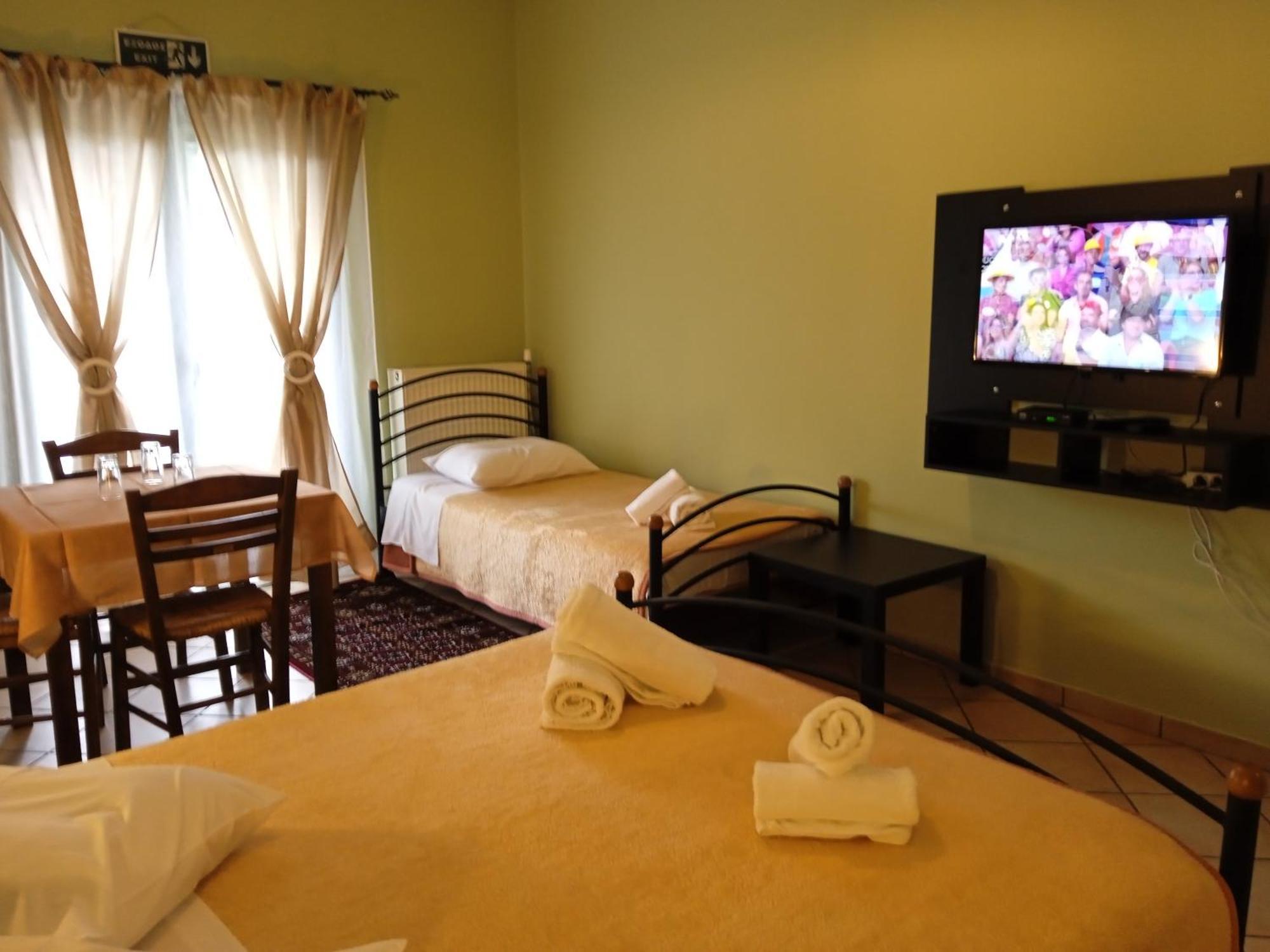 Guesthouse Eleftherios 칼라브리타 외부 사진
